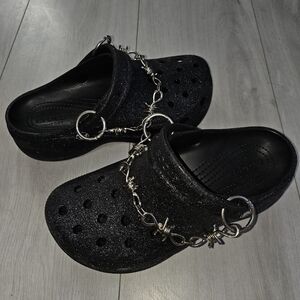 ✨️🖤Crocs Glitter Platform Clogs with Removable Barbed Wire Chain Charm🖤✨️